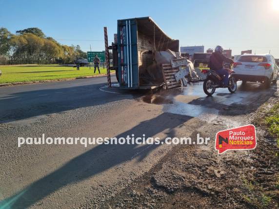 Caminhão tomba no trevo da BR-472 em Três de Maio - foto 4