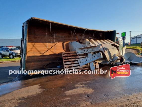 Caminhão tomba no trevo da BR-472 em Três de Maio - foto 3