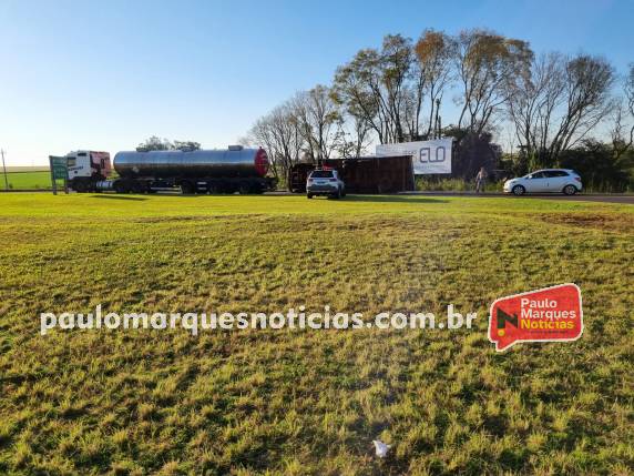 Caminhão tomba no trevo da BR-472 em Três de Maio - foto 2