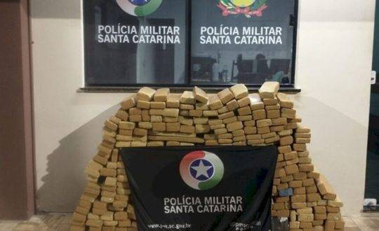 A droga estava escondida no assoalho do carro e porta-malas