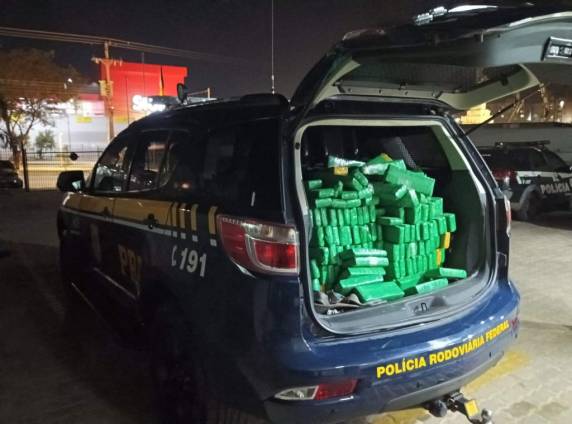 O motorista era um homem de 20 anos, acompanhado por um passageiro de 39 anos, ambos moradores de Santa Cruz do Sul.