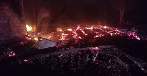 Até o momento, não há informações sobre a causa do incêndio.