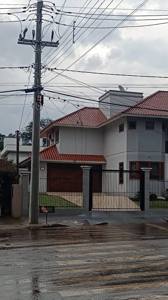 Caminhão baú enrrosca e arrebenta chicote de rede de internet em Três de Maio - foto 3