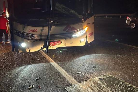 ''Todos os passageiros do ônibus estão bem. Apenas danos materiais'', esclareceu nota publicada pelo clube nas redes sociais