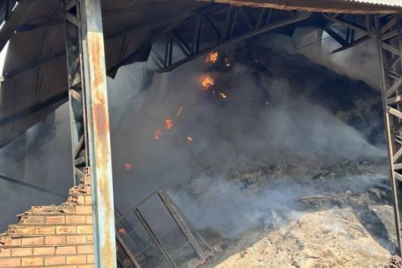 Fogo consumiu todo o estoque de 1,5 mil toneladas. Bombeiros voluntários trabalham para apagar focos restantes. Estimativa é de que já foram utilizados mais de 200 mil litros de água