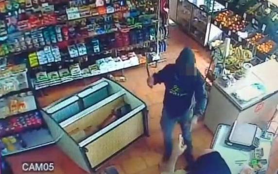 Um dos detidos seria o responsável pelo crime, enquanto outro teria auxiliado na fuga, diz polícia. Caso aconteceu em Lajeado, no Vale do Taquari, no sábado (27)
