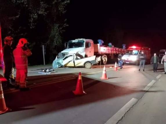 O condutor de uma caminhonete Fiorino morreu no local do acidente.