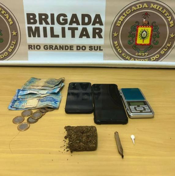 A guarnição, após receber informações que em uma boate, um indivíduo estava comercializando entorpecentes, iniciaram as diligências, após resistência do homem, lograram êxito na abordagem