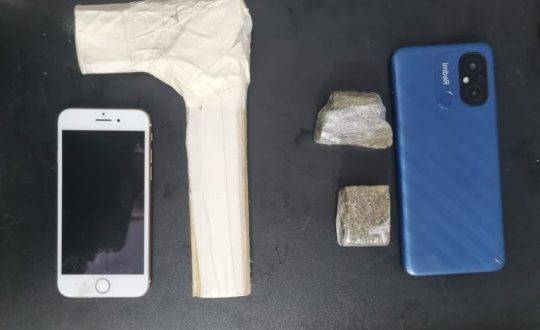 Ao negar entregar a bolsa, a vítima levou socos no rosto