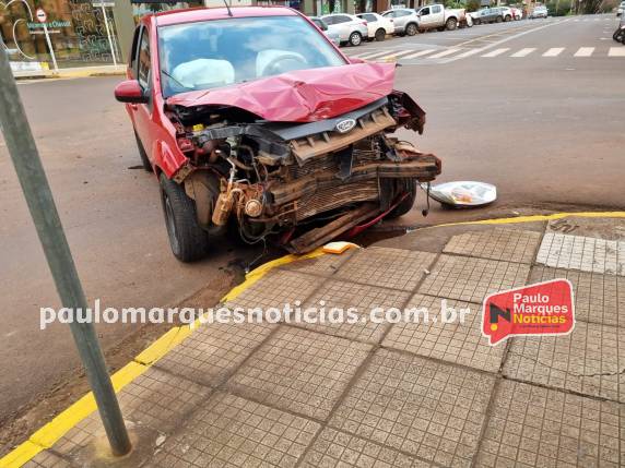 Colisão entre dois veículos deixa uma mulher ferida no Centro de Três de Maio - foto 2