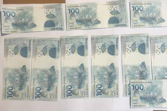 Polícia Federal deteve o suspeito, de 20 anos, quando ele recebia um pacote em que havia notas de R$ 100 falsas