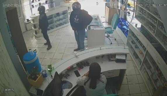 Elementos encapuzados e usando capacete fugiram em uma moto após o assalto