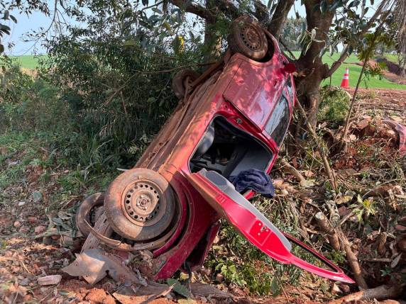 Veículo saiu da pista, bateu em uma parada de ônibus e capotou às margens da rodovia