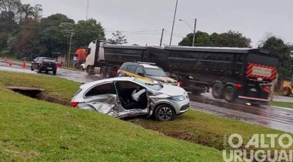 O acidente envolveu um Gol e um Onix