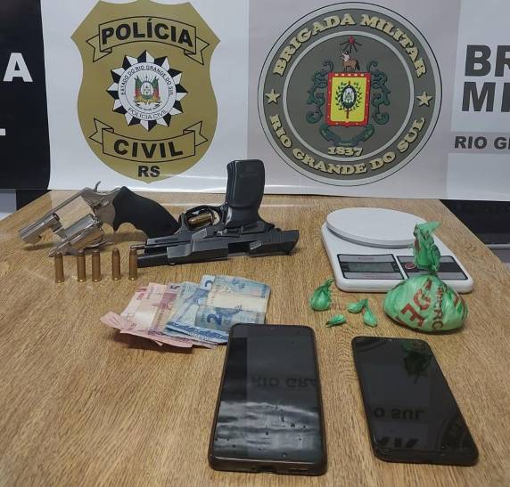 Os dois jovens forma presos com droga e duas armas