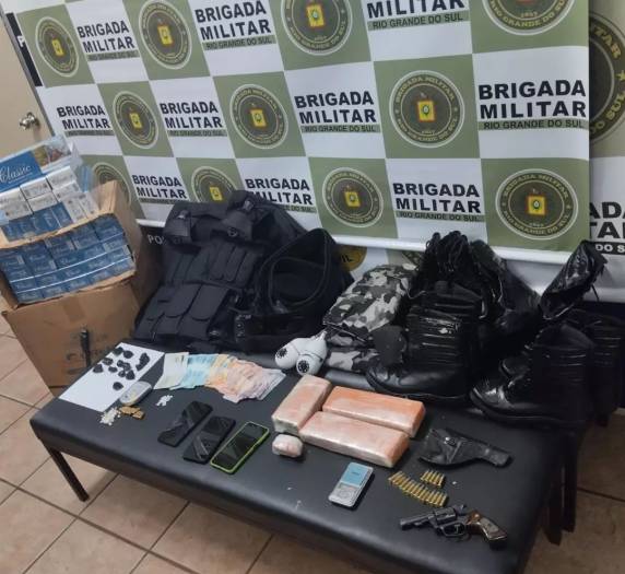 Um muler foi presa e um adolescente foi apreendido