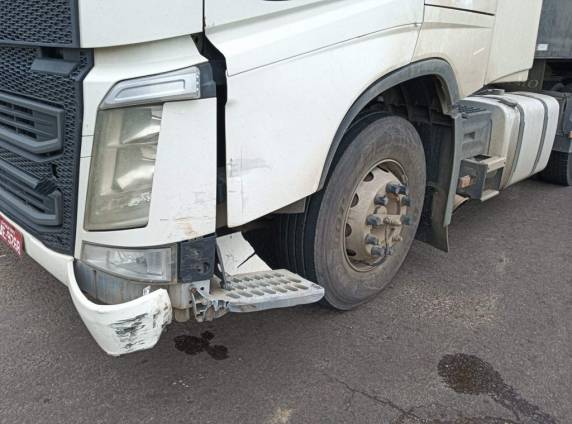 Colisão entre carreta e SUV causa tombamento no Trevo da Caravela, em Passo Fundo - foto 2