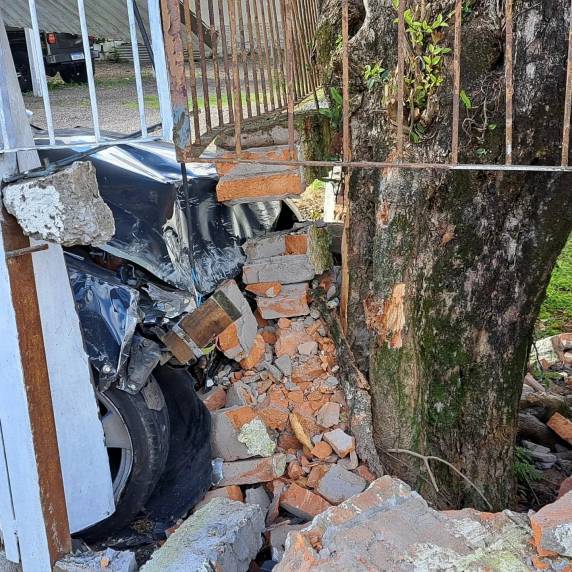Veículo bate em portão de garagem em Soledade - foto 3