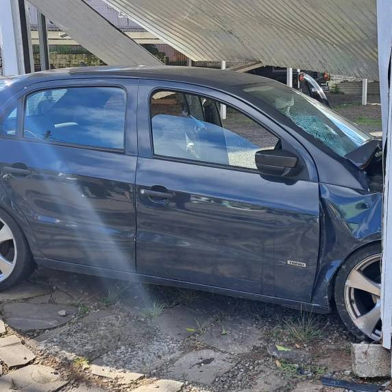 Veículo bate em portão de garagem em Soledade - foto 2