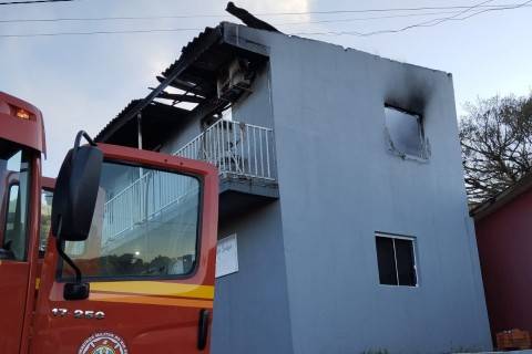 A proprietária foi retirada do local por vizinhos e conduzida ao HC para avaliação