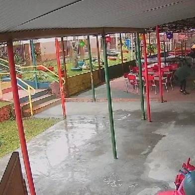 Familiares de menino de três anos, vítima das agressões, protestaram na tarde desta segunda-feira. Polícia Civil abriu inquérito e ouvirá testemunhas