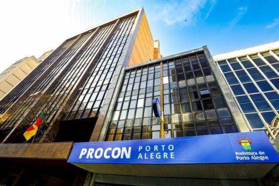 Só no Procon de Porto Alegre foram feitas, neste ano, 17 reclamações contra a empresa de Santa Catarina que vende para todo o Brasil. Nas redes sociais, clientes que se dizem lesados se uniram para cobrar providências