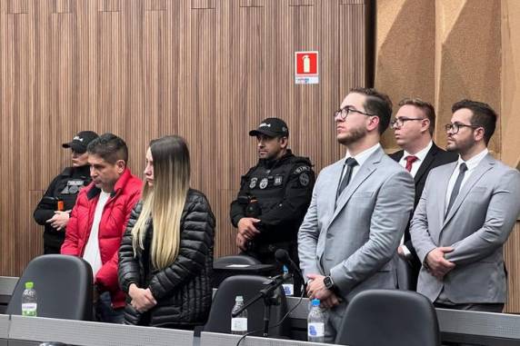 Luciano Costa dos Santos responderá pelos homicídios de Alessandro dos Santos e Kétlyn Padia dos Santos, em 2020; Monalisa Kich, que também está no banco dos réus, foi absolvida das acusações