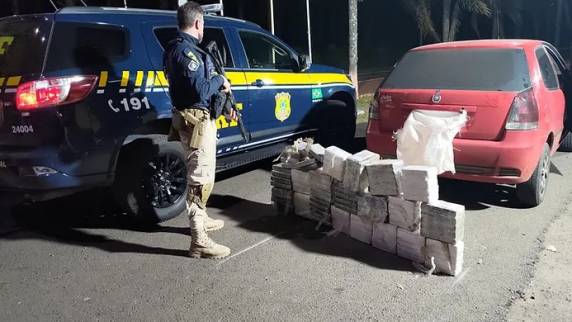 Cocaína e crack estavam no interior de um Fiat/Palio; casal de jovens foi preso por tráfico de drogas