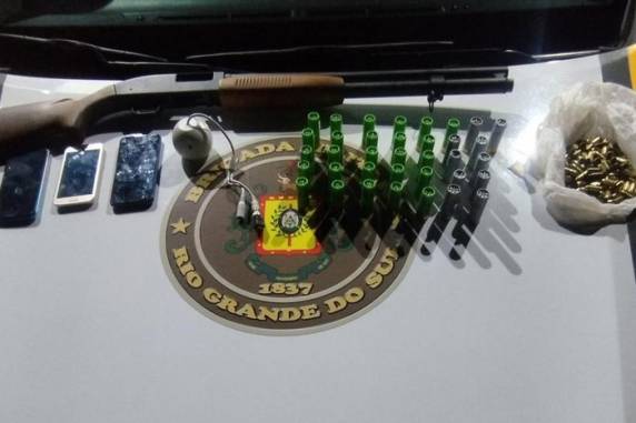 Ocorrência foi registrada no bairro Maria Goretti. Durante a ação, a polícia apreendeu duas espingardas, um revólver e diversas munições. Um adolescente de 16 anos foi apreendido