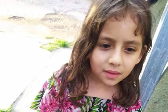 Menina de nove anos teve corpo localizado em meio ao lixo, no bairro Cohab Santa Rita. Criança era vista circulando sozinha na rua, reclamava de fome e relatava agressões da mãe. Os relatos chegaram ao Conselho Tutelar e na rede escolar, e isso não salvou a vida da garota. Carla Carolina Abreu de Souza, 29 anos, foi presa suspeita do homicídio