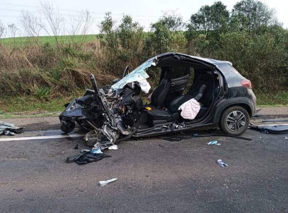 Colisão entre carro e caminhão deixa mulher ferida na ERS 135 em Coxilha-RS - foto 2