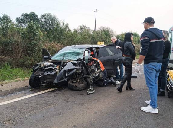 Colisão entre carro e caminhão deixa mulher ferida na ERS 135 em Coxilha-RS - foto 5