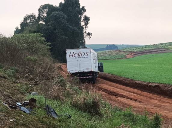 Colisão entre carro e caminhão deixa mulher ferida na ERS 135 em Coxilha-RS - foto 3