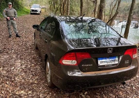 A prisão ocorreu após um trabalho de inteligência e troca de informações entre a Brigada Militar e a Polícia Civil, que identificaram que o suspeito estaria se deslocando na região em um Honda Civic preto