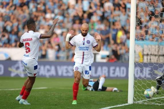 Time de Renato foi superado pela equipe de Rogério Ceni por 2 a 0. Thaciano, ex-jogador do Tricolor gaúcho, marcou os dois gols da partida; derrota quebrou uma invencibilidade de oito partidas
