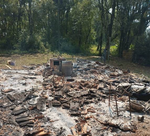 Um idoso de 80 anos que morava sozinho, morreu carbonizado.