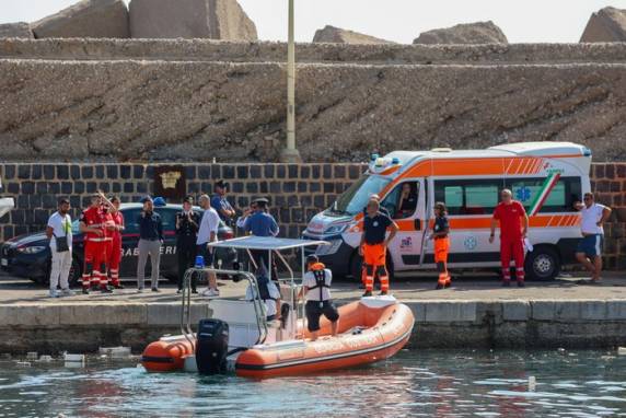 Embarcação de luxo naufragou às 5h (0h de Brasília) nas imediações de Porticello depois de uma "tempestade violenta", informou a Guarda Costeira italiana; 15 pessoas foram resgatadas com vida