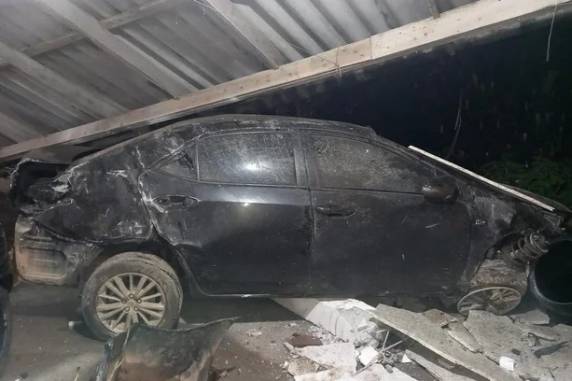 Conforme os bombeiros voluntários da cidade, o motorista não foi localizado; dentro da residência, ninguém se feriu