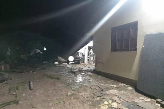 Carro sai da pista e invade casa na BR-116, em Tapes - foto 3