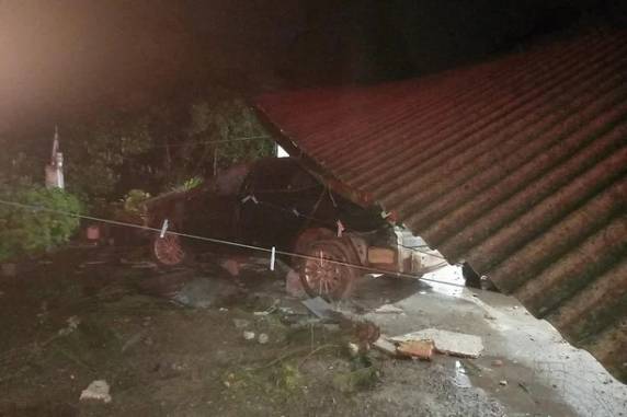 Carro sai da pista e invade casa na BR-116, em Tapes - foto 2