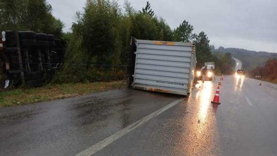Acidente ocorreu na altura do km 96 da rodovia, no começo da manhã desta segunda-feira; uma pessoa também ficou ferida na ocorrência