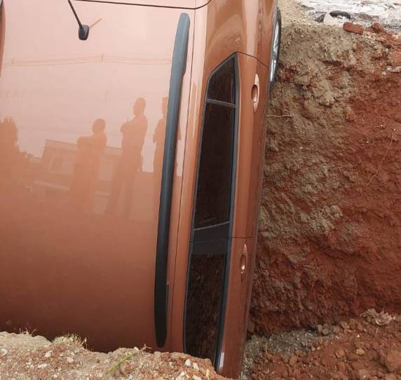 Carro caí em buraco de obra ao sair da garagem de prédio, em Santa Rosa - foto 3