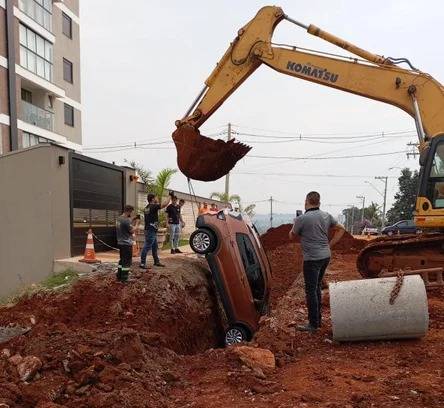 Carro caí em buraco de obra ao sair da garagem de prédio, em Santa Rosa - foto 2