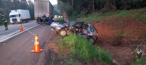 O condutor de um veículo Gol devido à forte colisão veio a falecer no local.