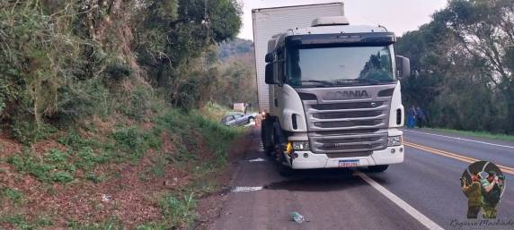 O condutor de um veículo Gol devido à forte colisão veio a falecer no local.