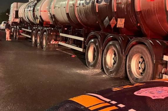 Carreta-tanque pega fogo na BR-290, em Gravataí - foto 2
