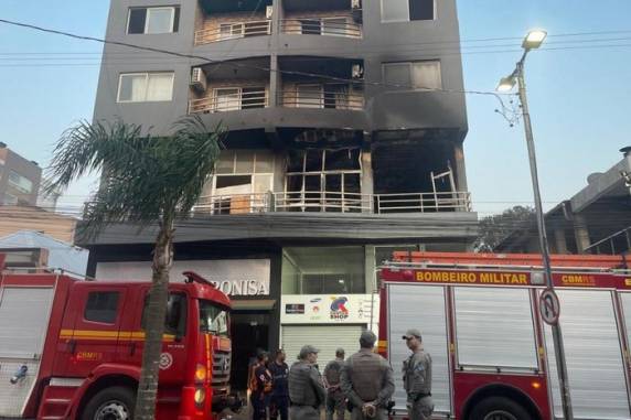 A vítima, que era companheira do homem, segue internada em estado grave na UTI do Hospital Cristo Redentor, em Porto Alegre. Cadáver apresentava sinais de enforcamento, informaram os agentes da Polícia Penal