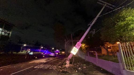 Acidente deixa três pessoas feridas na Avenida Ipiranga, em Porto Alegre - foto 3
