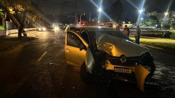 Acidente deixa três pessoas feridas na Avenida Ipiranga, em Porto Alegre - foto 2