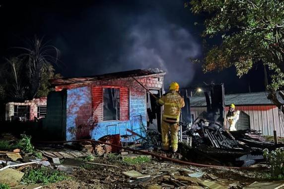 Caso aconteceu na noite deste sábado (24), no bairro Glória. Corpo de Bombeiros levou cerca de uma hora para conter as chamas
